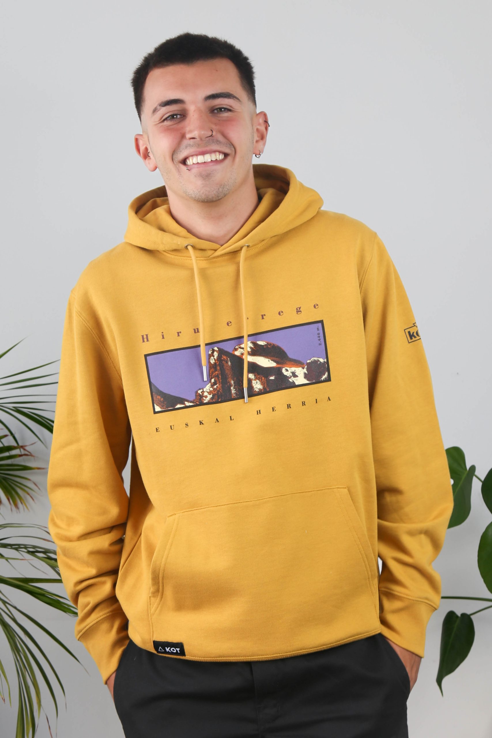 HIRU ERREGE KOT 30 SUDADERA CON CAPUCHA OCRE